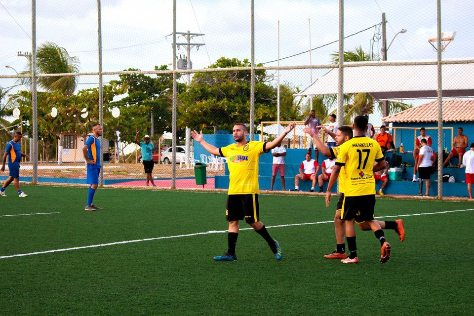 Equipo amateur celebrando un gol en un campo de hierba.